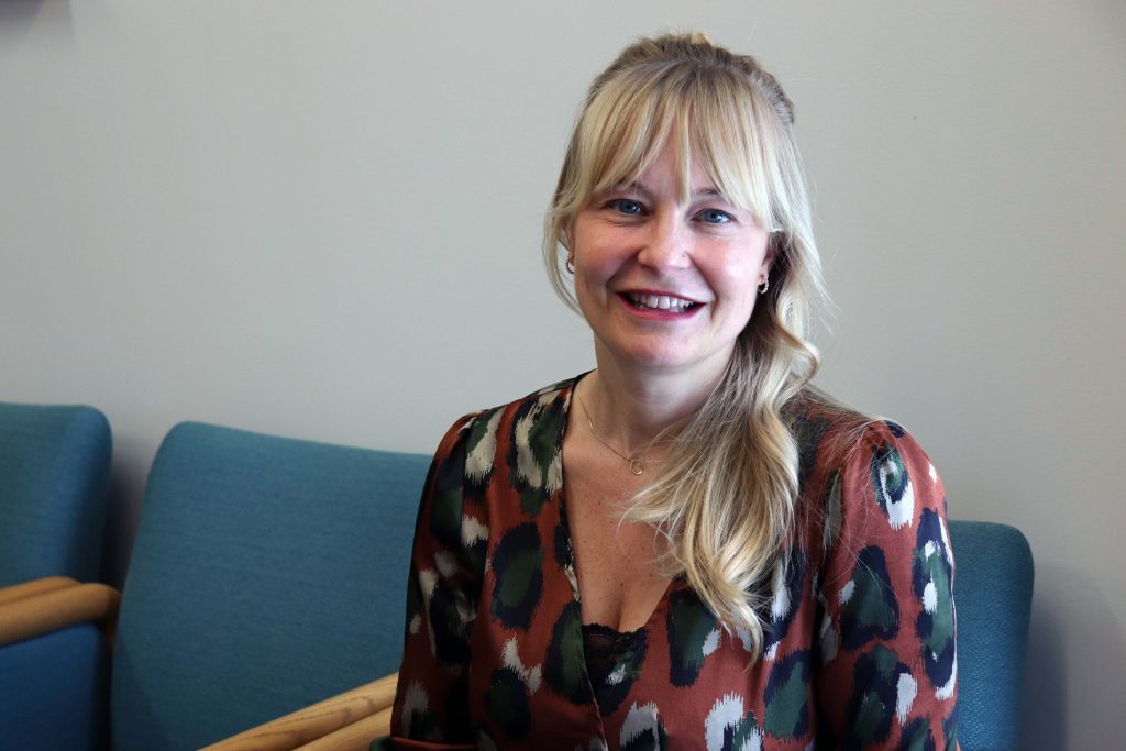 Portrait of Jennifer McGowan.