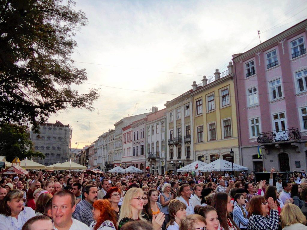 Rynok Square filled with people celebrating Independence Day 2013.