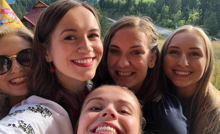 A group selfie of Liliya and 4 other women.