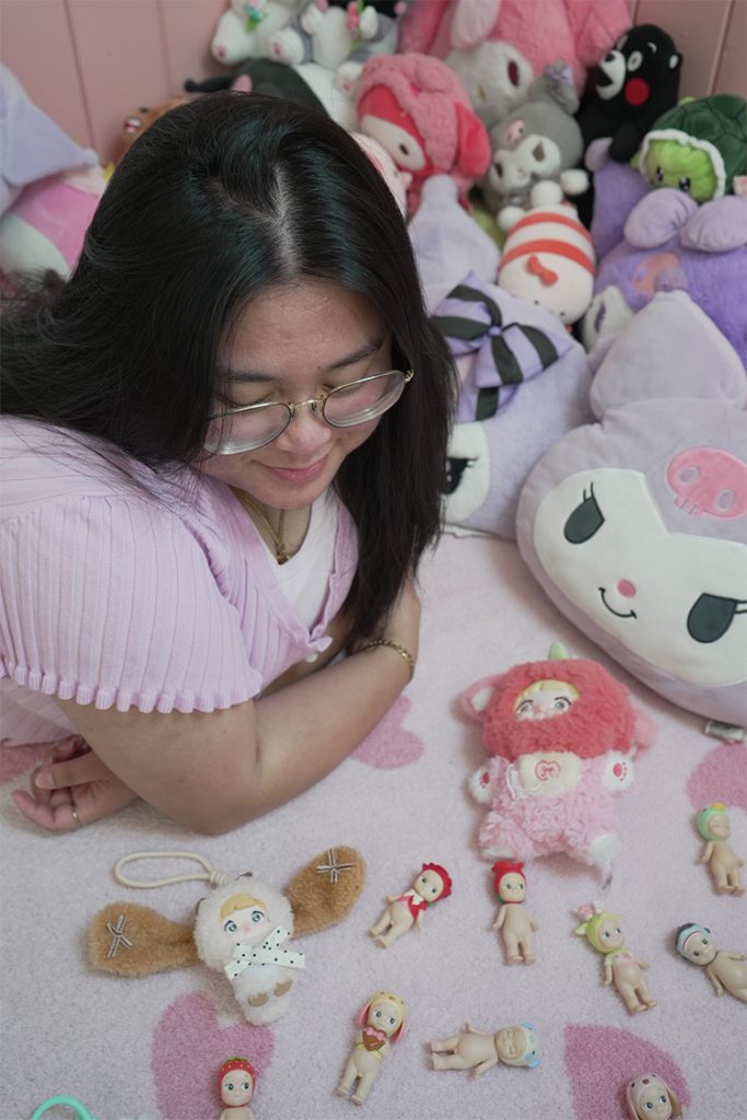 2026-ChelseyHernando-Alaiza Mendoza looking at her Nommis and Sonny Angels