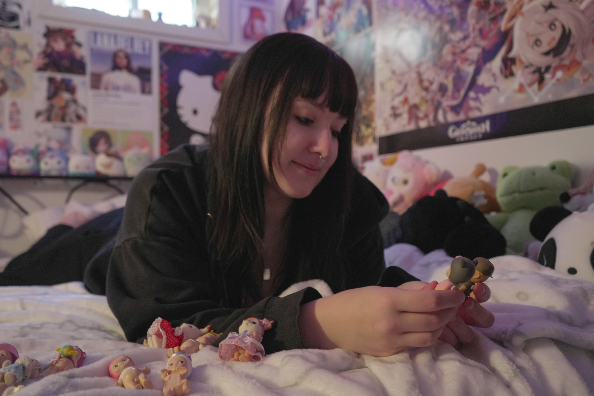 2026-ChelseyHernando-Brooke Waldmo looking at her two Sonny Angels.